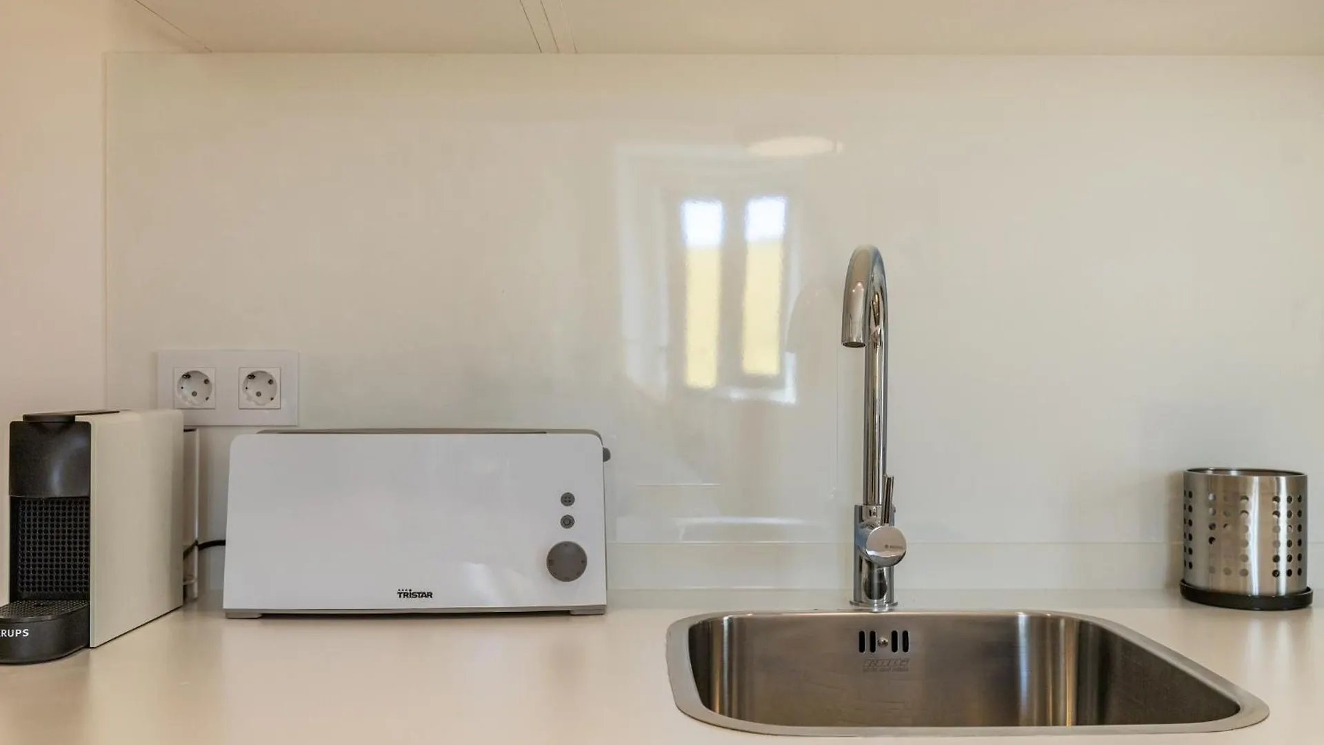 Design And Bright Studios Near Pasteis De Belem Lisbon Apartment