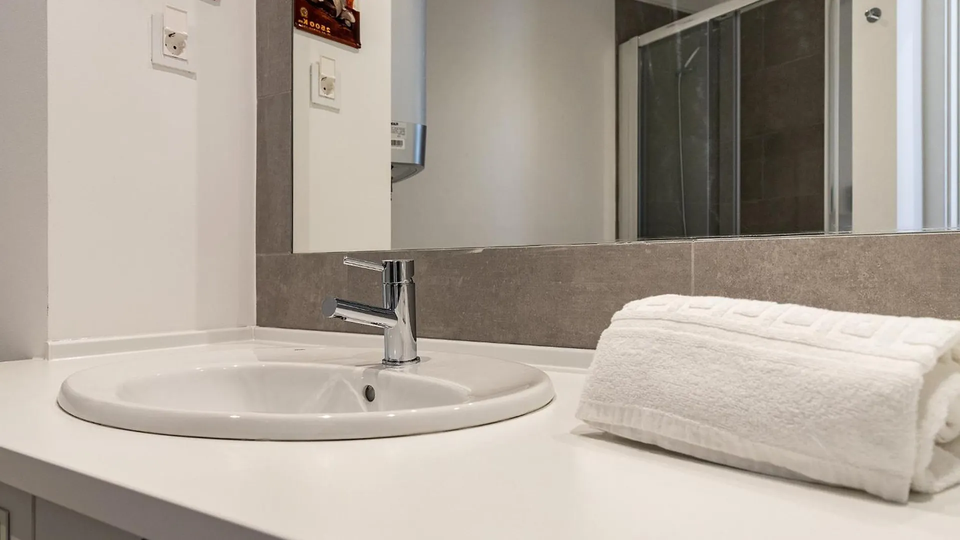 Design And Bright Studios Near Pasteis De Belem Lisbon Apartment